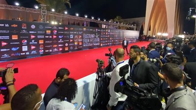 بث مباشر.. بدء فعاليات مهرجان الجونة السينمائي من أمام الريد كاربت