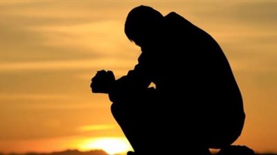 الإفتاء: الدعاء بالفقر على الظالم جائز ووارد