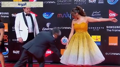 انتشال التميمي ينقذ بشرى من موقف محرج على ريد كاربت مهرجان الجونة | صور