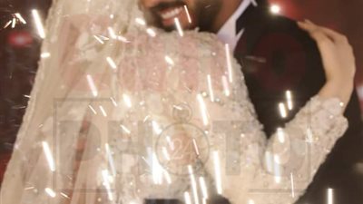 بعد رفض أفشة.. حكم تقبيل الزوج لعروسه في فوتوسيشن الفرح؟