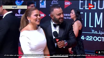 أحمد السقا يمازح زوجته مها الصغير: هو أنا همسكلك المايك؟!