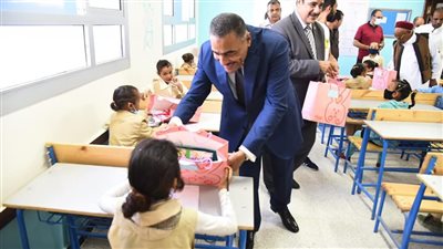 محافظ مطروح يقرر تسليم الكتب المدرسية للطلاب بالمجان.. أولياء الأمور: خفف عننا حمل كبير