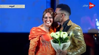 بشرى تهدي محمد رمضان باقة ورد والأخير يقبلها بحفل افتتاح مهرجان الجونة | صور
