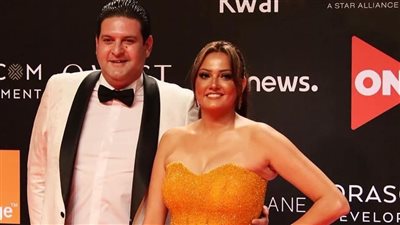 مدير المهرجان ينقذها.. بشرى تتعرض لموقف محرج بسبب فستانها في حفل افتتاح الجونة