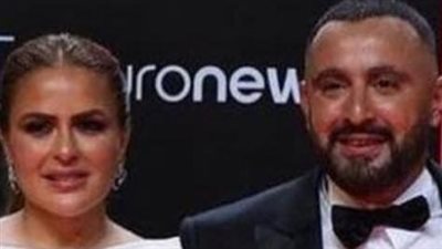 مها الصغير تحمل حقيبة بمهرجان الجونة السينمائي عليها عبارة: بنت أبوها