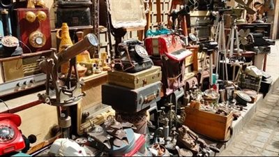 بائع الأنتيكات في السيدة زينب: بقالي أكتر من 45 سنة وببيع راديو الست بـ1000 والتليفون بـ200