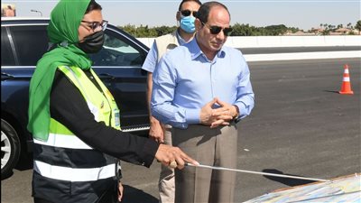  السيسي يتابع أعمال تطوير الطرق والمحاور الجديدة بالقاهرة الكبرى | صور 