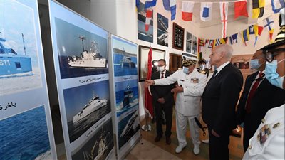 الرئيس التونسي يشرف على موكب رفع العلم في جوالتين بحريتين | صور