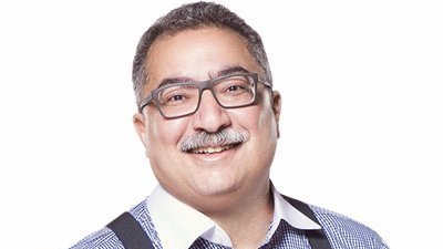 صيدلي يهاجم منتقدي إبراهيم عيسى بعد تصريحات قراءة القرآن: المراجع العلمية أهم في العمل