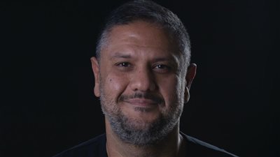 أحمد عامر: أتمنى حصد فيلم ريش جائزة من مهرجان الجونة.. وسوسن بدر فاجأتني في بلاش تبوسني | حوار