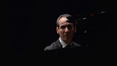 عمرو سليم وفرقتة الموسيقية في سهرة فنية بالأوبرا 