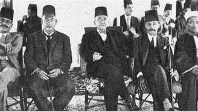 هل كان أحمد شوقي شاعر القصر ولماذا هاجمه العقاد واتهمه بالتقليد؟