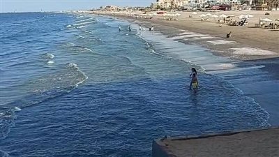 مياه صافية وأمواج هادئة.. المواطنون يستمتعون بالخريف على شاطئ بورسعيد