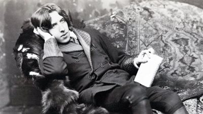 كيف دمَّرت المثلية حياة أوسكار وايلد.. ولماذا هاجم النقاد روايته الوحيدة؟