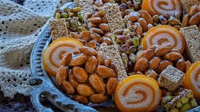 الكيلو يبدأ من 70 جنيهًا.. إقبال متوسط على شراء حلوى المولد في أسيوط