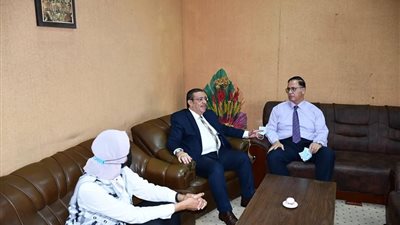 في زيارته المفاجئة.. رئيس جامعة القناة: نعمل على راحة المرضى داخل المستشفيات الجامعية