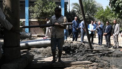 حفر بئرين لحل أزمة ضعف المياه بقريتي حمرا دوم وأبو حزام بقنا