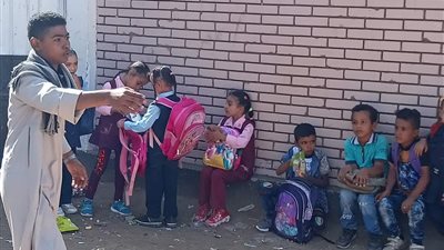 أحد أولياء أمور مدرسة النصر بقنا: المديرة طردتنا إحنا وأبنائنا بحجة عدم وجود مقاعد | فيديو