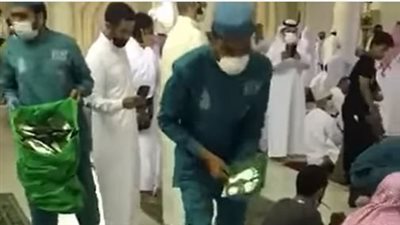 بدء إزالة ملصقات التباعد الاجتماعي بالحرم المكي استعدادا لتخفيف الإجراءات الاحترازية │ فيديو