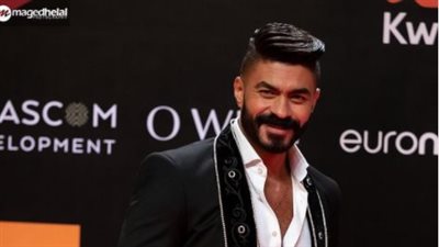 ألماس بمليون دولار يزين بدلة خالد سليم في افتتاح الجونة السينمائي | صور 