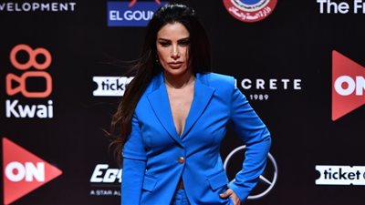 جاكيت دون قميص.. صبا مبارك بإطلالة مثيرة على ريد كاربت ثالث أيام الجونة |صور 