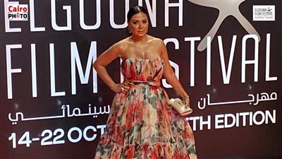 بإطلالة وألوان بديعة.. رانيا يوسف تخطف الأنظار في ثالث أيام مهرجان الجونة السينمائي 