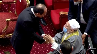 السيسي يصافح الدكتور أحمد عمرو هاشم بعد حضوره احتفالية المولد النبوي على كرسي متحرك