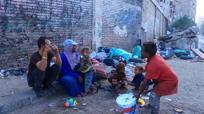 تعيش في سيارة وتأكل من القمامة.. أسرة تستغيث بوزيرة التضامن | صور 