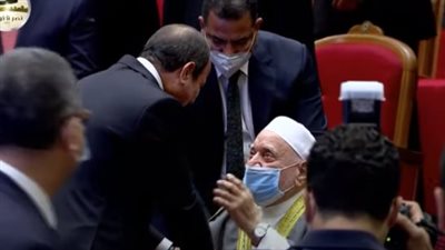 الرئيس السيسي يصافح الدكتور أحمد عمر هاشم في احتفال ذكرى المولد النبوي