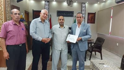 بعد استهزاء طالب به.. تعليم القليوبية تكرم معلم مدرسة التجارة بشبرا 