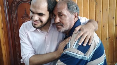 الصدفة تجمع محمد ووالده بعد فراق 17 عامًا.. منشور فيسبوك خيط البداية وDNA هو الفيصل | صور