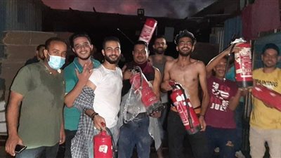 كنا خايفين على أكل عيشنا.. عمال يحاولون إخماد حريق مصنع الاستثمار بالإسماعيلية | صور