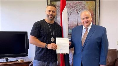 تكريم أحمد فريد من السفير خالد رزق في هيوستن عن تقديمه فنًا راقيًا