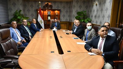 لبحث سبل التعاون.. وزير الرياضة يلتقي وفد الاتحاد الدولي للسباحة
