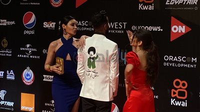 ستظل في قلوبنا.. محمود الليثي يرتدي جاكيت عليه صورة سمير غانم بمهرجان الجونة | صور