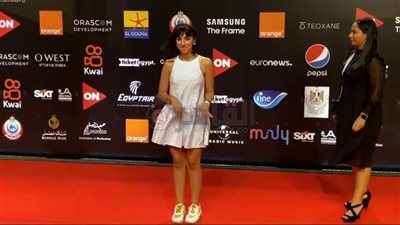 كوتشي وفستان أبيض.. زينب غريب على ريد كاربت رابع أيام الجونة السينمائي |صور