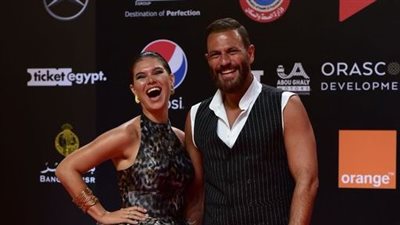 نيقولا معوض ببدلة كات مع زوجته على ريد كاربت مهرجان الجونة