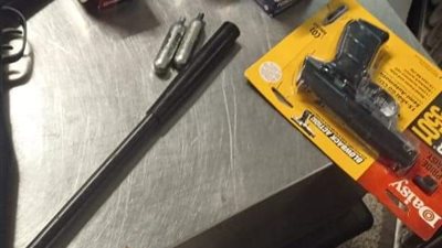 ضبط راكب أمريكي بالمطار لحيازته أسلحة تعمل بضغط الهواء |صور