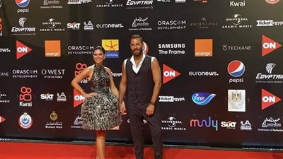  نيكولا معوض ببدلة كات على ريد كاربت الجونة السينمائي