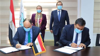 وزير البترول يشهد توقيع اتفاقية حكومية لتنظيم الموافقات البيئية لعمليات التعدين والتنقيب عن الذهب والنفط