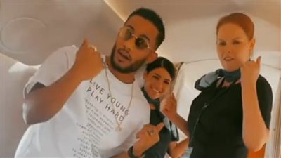 محمد رمضان يروّج لـ جو البنات برقصة جديدة مع مضيفات الطائرة
