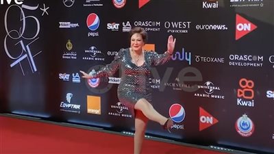  بعد إثارتها الجدل بحركات استعراضية.. لبلبة تغادر مهرجان الجونة السينمائي