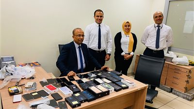 ضبط 42 أيفون بحوزة راكب قادم من قطر حاول تهريبها داخل جيوب سرية