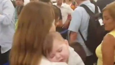 حاملة طفلتها على كتفها.. نانسي عجرم تنتقد التكدس وسوء التنظيم بمطار بيروت (صور وفيديو)