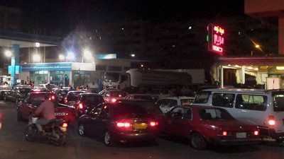 تكدس أمام محطات الوقود قبل ساعات من إعلان أسعار البنزين الجديدة (صور)