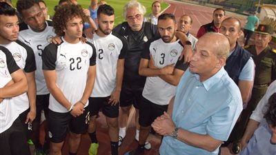 وزير الدفاع يحضر مران المنتخب بملعب الكلية الحربية