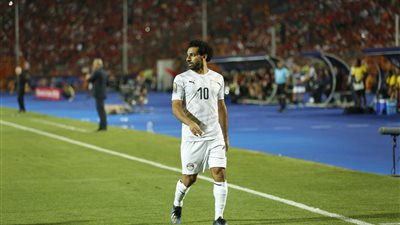 شاهد.. طفل يطالب محمد صلاح بالتصوير معه (صورة)