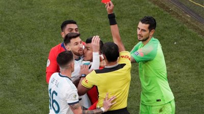 شاهد طرد ميسي وميديل في مباراة الأرجنتين وتشيلي (فيديو)