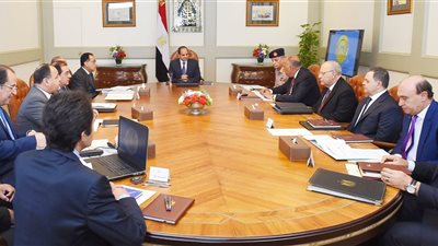 السيسى يجتمع مع مدبولى ووزراء المالية والتموين والداخلية