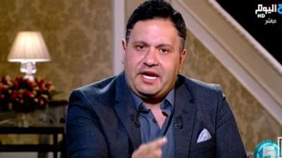 إدوارد يظهر بـ”لوك” جديد خلال أحداث “حواديت الشانزليزية” (صورة)